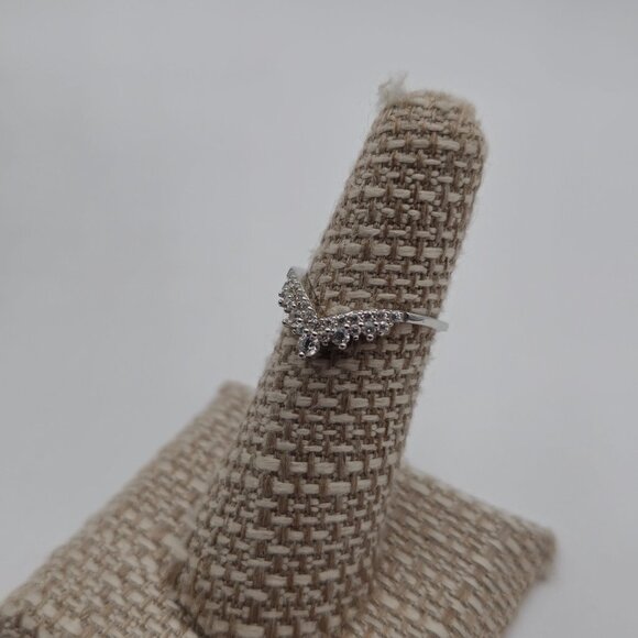 Stunning Silver Women's Ring with Crystal Accents - Picture 3 of 8